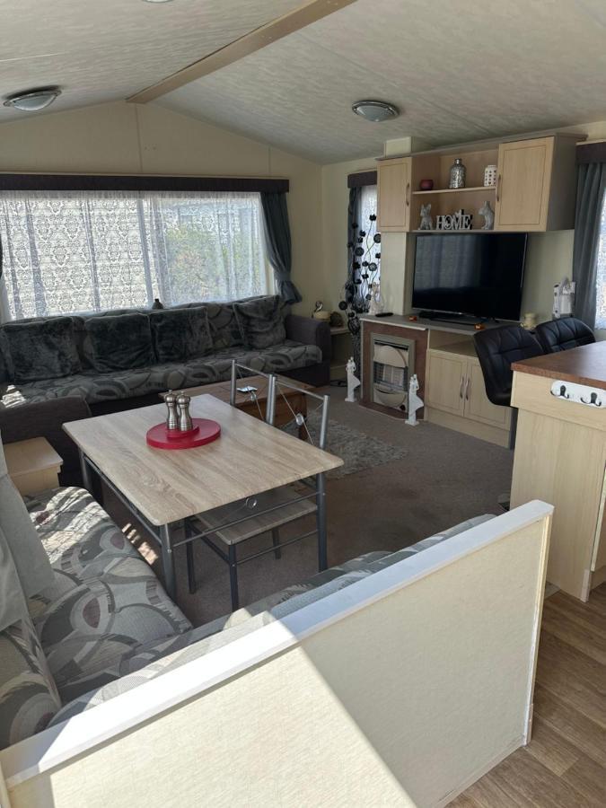 Caravan To Hire Lyon'S Robin Hood Rhyl Exterior foto